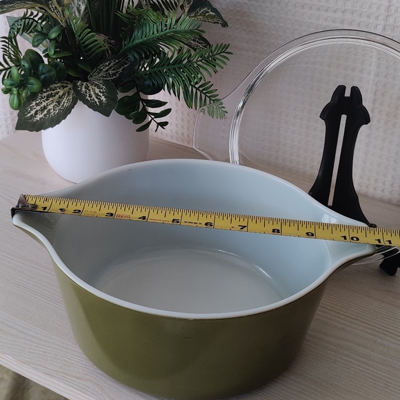 Vintage Olive Green Pyrex 2 1/2 Quart Casserole Dish with Lid - Picture 5 of 9